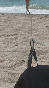 Na praia, nu, aproveitando