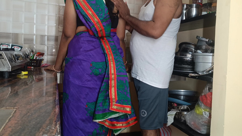 Inba: Futai în bucătărie cu gospodină