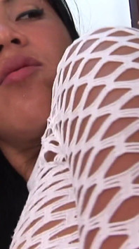 Mia, trans latina, apprend le plaisir de la soumission