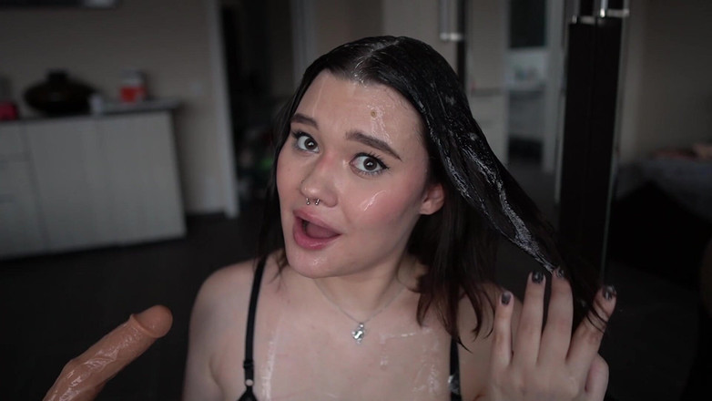 Kate Koss: Meludahi dildo dan rambutku