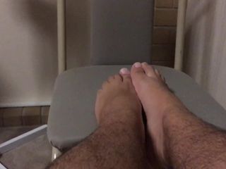Manly foot: その灰色の椅子にお尻を座って私の足を崇拝 - 男の足 - - フットカック奴隷ハメ撮り