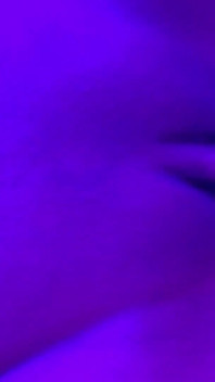 Latin porno yıldızı Mianins'ten neon ışıkta bakış açısı sakso