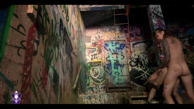 Gray Perrier: Une Trans Se Fait Baiser En Public Par Un Homme...