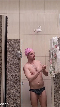 Pynk cap che nuota con il costume da bagno mezzo nudo