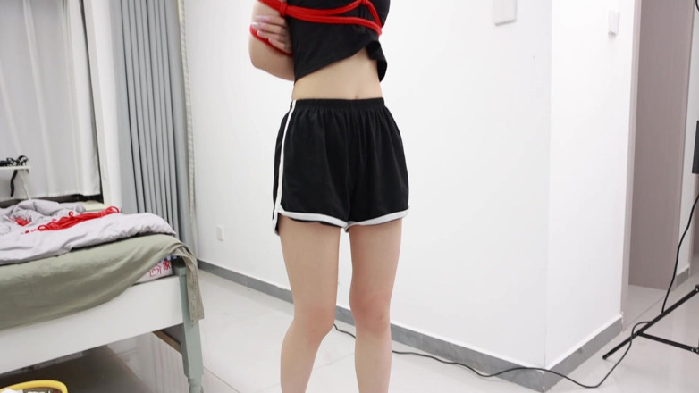 Asian bondage: แฟนสาวของเขา มือถูกมัดและใส่กุญแจข้อเท้า เดินสํารวจห้องโดยปิดตา