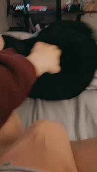 Femboy Pup se předvádí novou klec