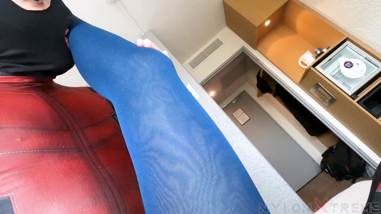 Nylon Xtreme: POV Nora Fox knull med blå strumpbyxor