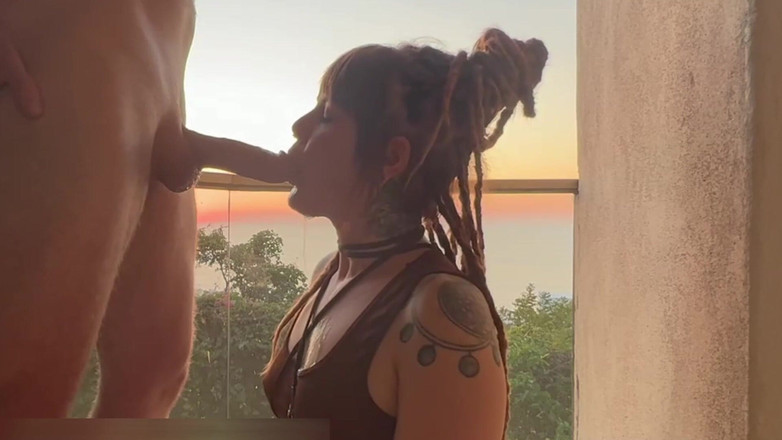 Olivia Jarden: Menghangatkan memekku di bawah sinar matahari + sepong kontol