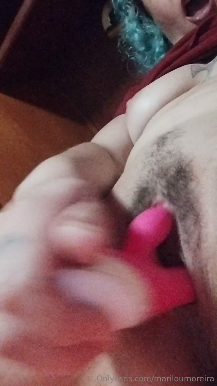 MariLou Moreira: Přijďte mě sledovat, jak stříkám s mým králíkem