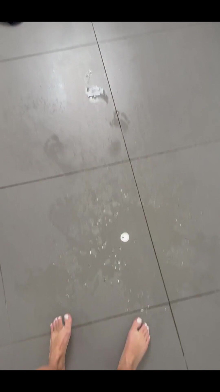 Tiffstreatsxoxo: Pisciare dritto sul pavimento