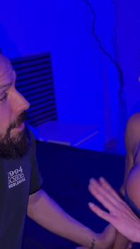 Můj brazilský kamarád s velkými prsy mě učí, jak flirtovat s holkami, a nakonec spíme jako odměnu – Luisa Marcato