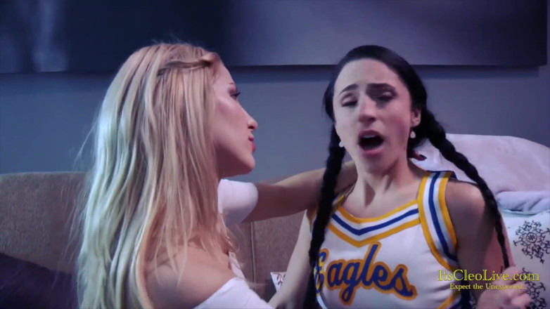 Cleo: Cleo e Ashley Fires usano un bel cazzo duro !!