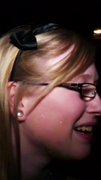 Tiener spermaslet Satine Spark is verslaafd aan het neuken van een echte hoer voor pik en sperma