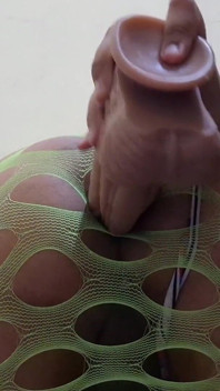 Fată trans cu curul mare futută și umplută cu spermă de vibratorul ei prin haine