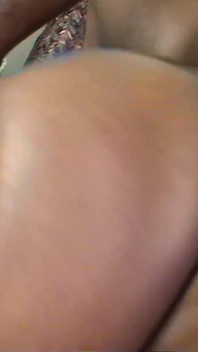 Chica de ébano de látex sexy follada hasta el orgasmo por una polla enorme