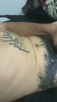Gay se masturba solo de férias