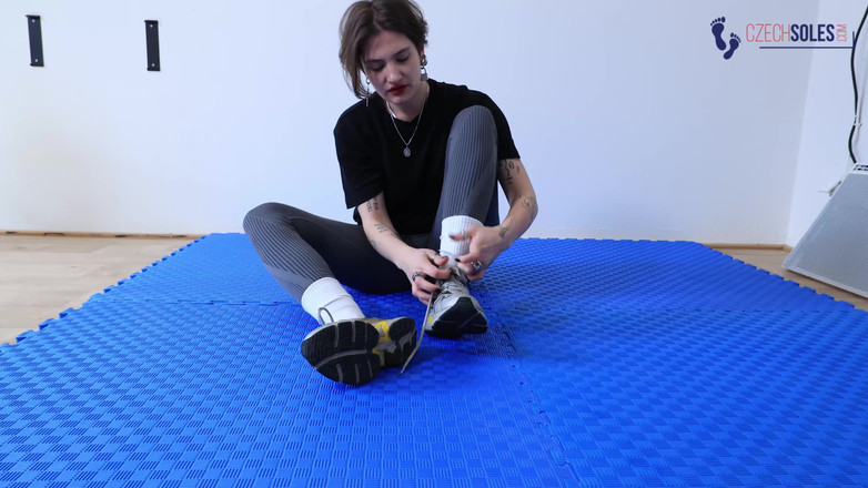 Czech Soles - foot fetish content: ジムの白い靴下の女神