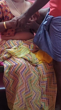 Ma belle-mère était dans la chambre et le garçon yong lui a attrapé les seins et a couché avec elle