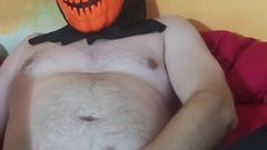 Couple_BBW: Pria bertopeng halloween dan stoking nilon lagi asik muasin dirinya...