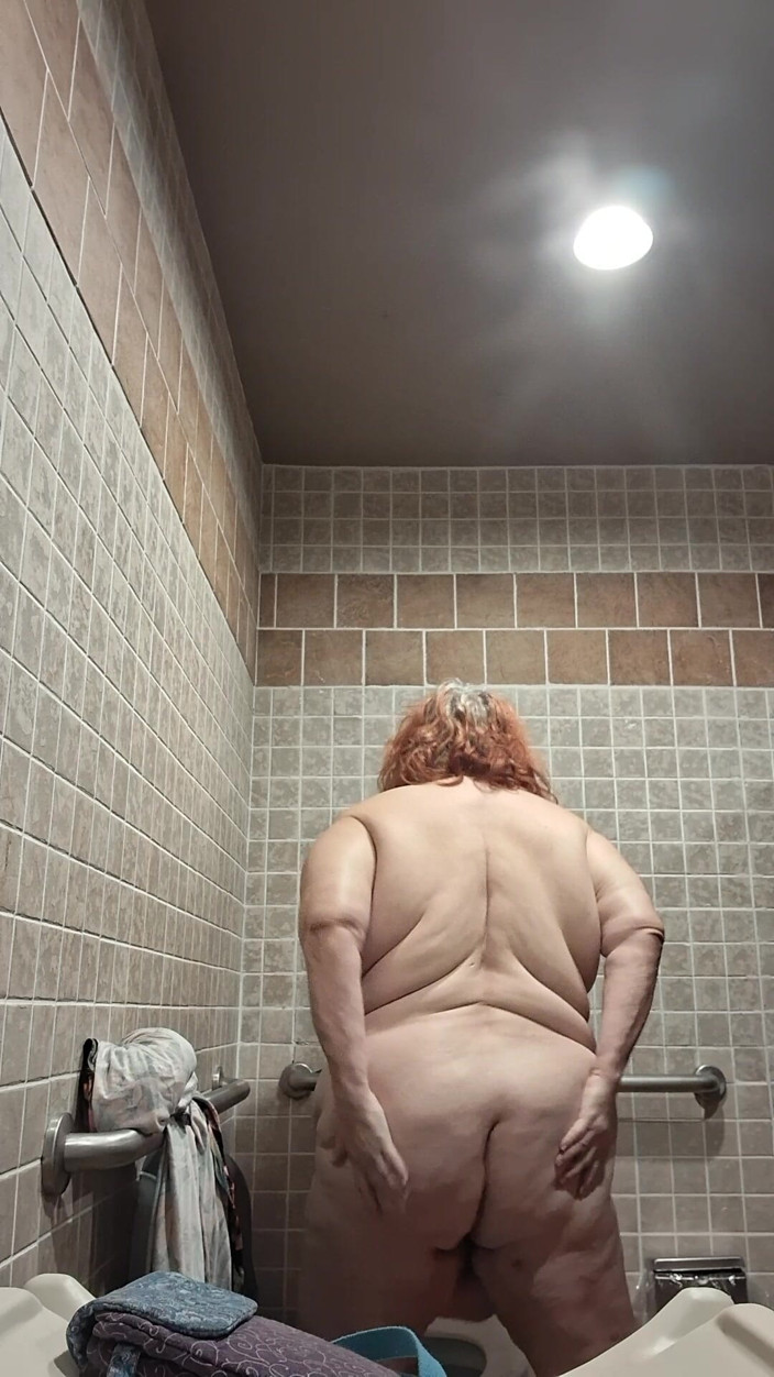 BBW nurse Vicki adventures with friends: Gran Belleza Enfermera Vicki Baila Y Se Desnuda En El...