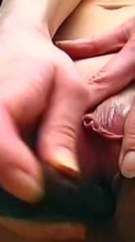 Reife brünette lutscht lila dildo, während sie schlampige muschi fingert