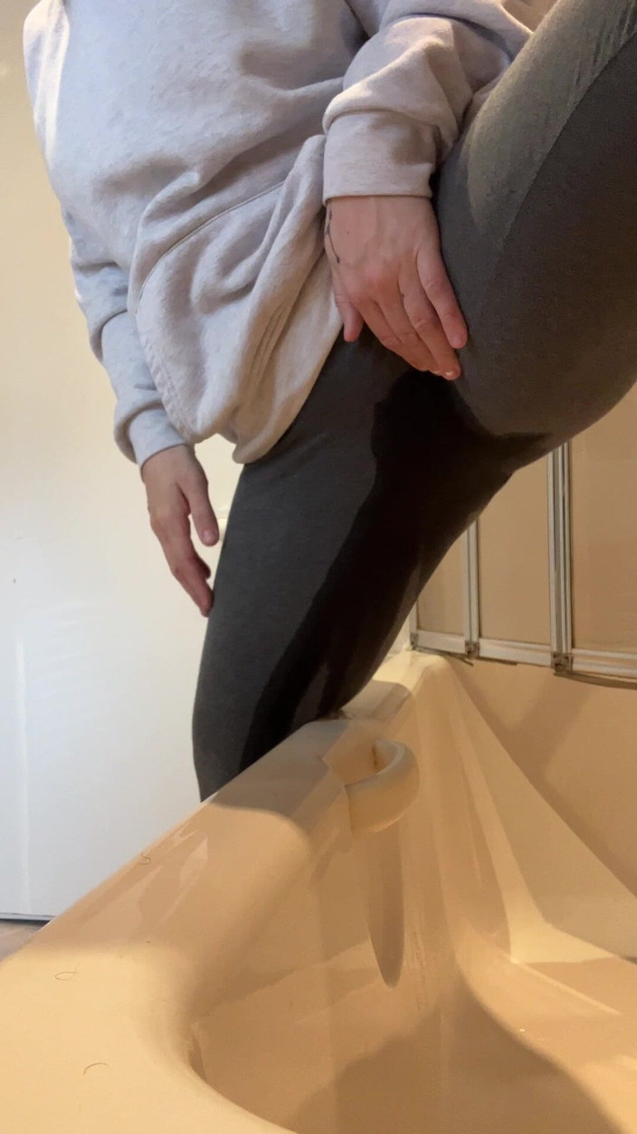 Lustful Libertines: Graue Leggingsbenetzung