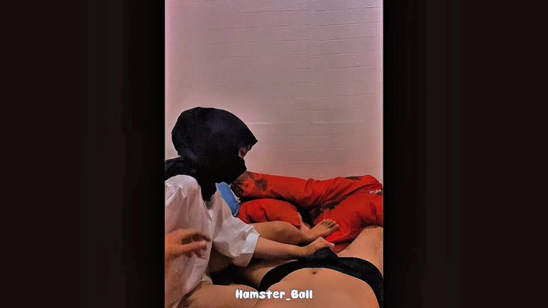 Hamster_Ball: Tante seksi berhijab selingkuh pulang kerja