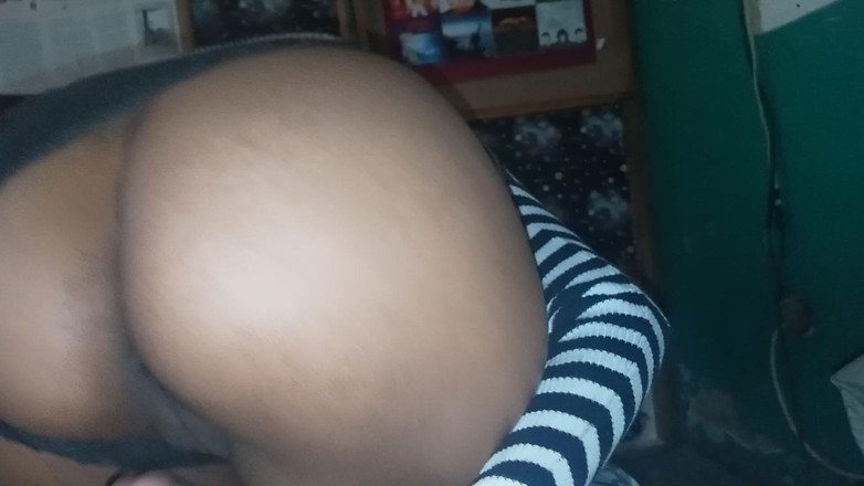 BigassMILF40: Indiana madrasta sentada no quarto do enteado com sua meia-irmã...