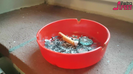 Smokin Fetish: 和一个漂亮女孩抽烟的特写