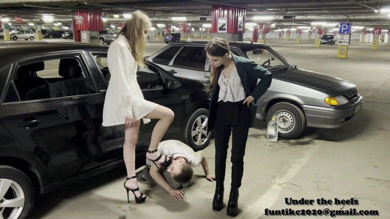 Heel 15 cm: Girls in the Parking Lot