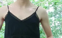 그녀의 딜도를 가지고 노는 십대 창녀