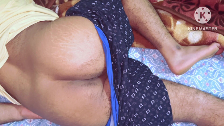 Desi__Panda: Compañero de cuarto de gran culo primera vez que follo...