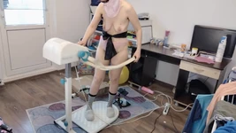 Любительський масаж з оголеною брюнеткою вібратором. Волохата латина пизда, великі цицьки, велика дупа.