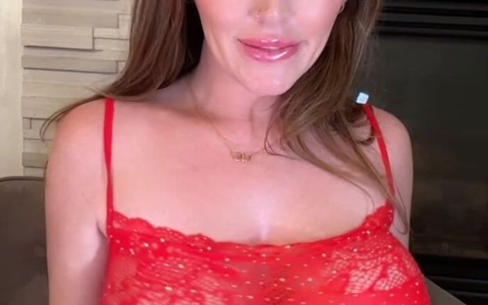 Sophie Dee: Sophie Dee in abito rosso