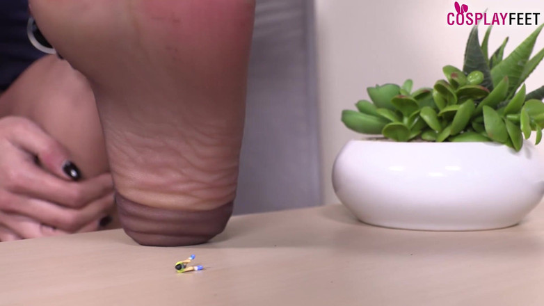 Feet & Cosplay: Sexy policial Daniela brinca com um pequeno brinquedo
