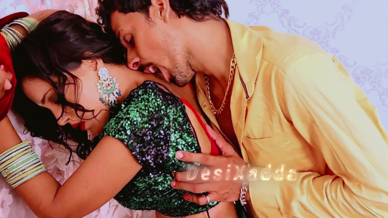 Desi Xadda: Une femme au foyer desi aime le sexe hardcore avec...