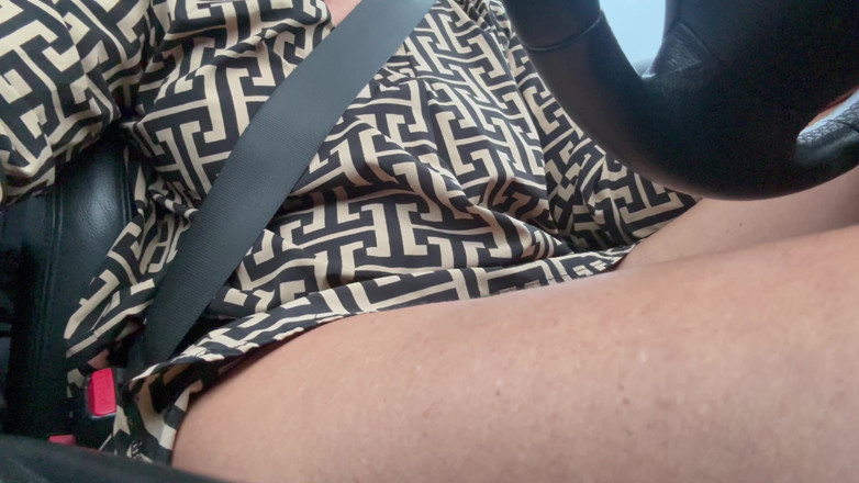 Step Mommy: Elegancka seksowna macocha wesoło jeździ rano do pracy
