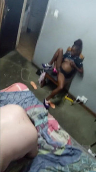 Ateşli zenci kız vibratörle masterbate yaparken karı koca domalarak sikişiyor