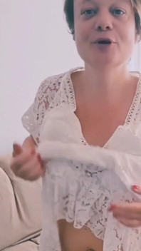 Elle a Pas De Culotte. Et Oui J'aime Me Balader Sans Culotte Le Vent Frais Qui Rafraichit Ma Chatte Humide