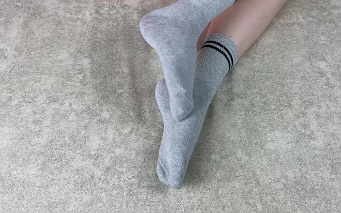 Gloria Gimson: Seksowne nogi dziewczyny w szarych bawełnianych skarpetkach