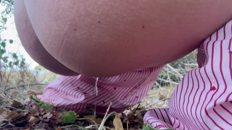 Pinkbabygx: Крупним планом, пописяти на узбіччі дороги під час спостереження
