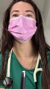Esame fisico professionale in scrubs verdi pov