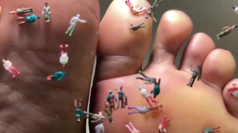 Pink Foxx: Pink Foxx Giantess Foot Play