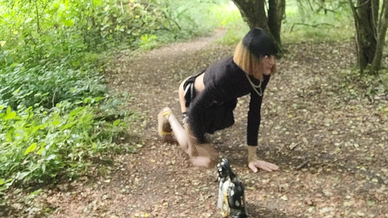 VaneSsa BiTCHx: 4-ben utställning i skogen, Liten retas på jakt efter kukar....