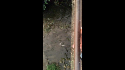 Idmir Sugary: Twink Chčije z mostu do řeky