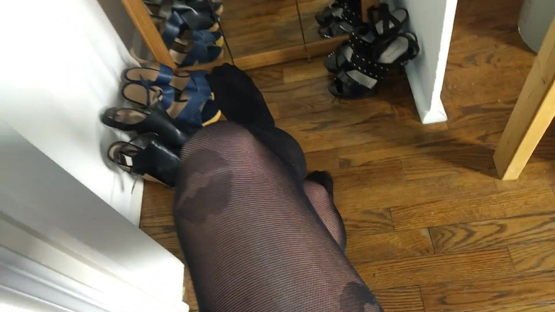 Pantyhose Jasmine: Crossdresser červená pedikúra a punčocháče