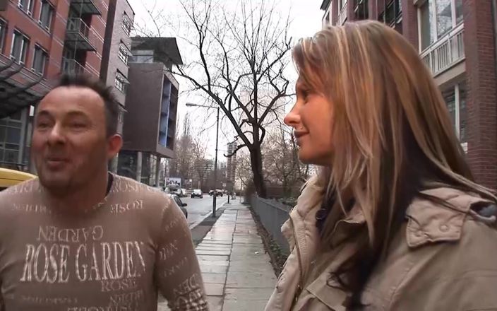 Busty German Sluts: Una miLF bionda dalla germania viene schizzata sul retro dell'auto