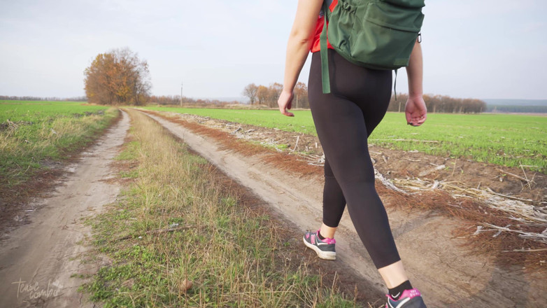 Teasecombo 4K: MILF in schwarzen strumpfhosen geht und neckt ihren schönen hintern