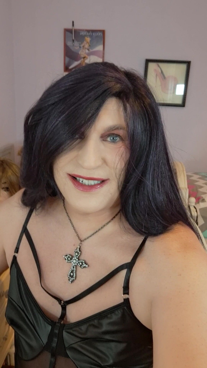 Victoria Lecherri: Allargando Le Gambe Come Donne E Leccarci!