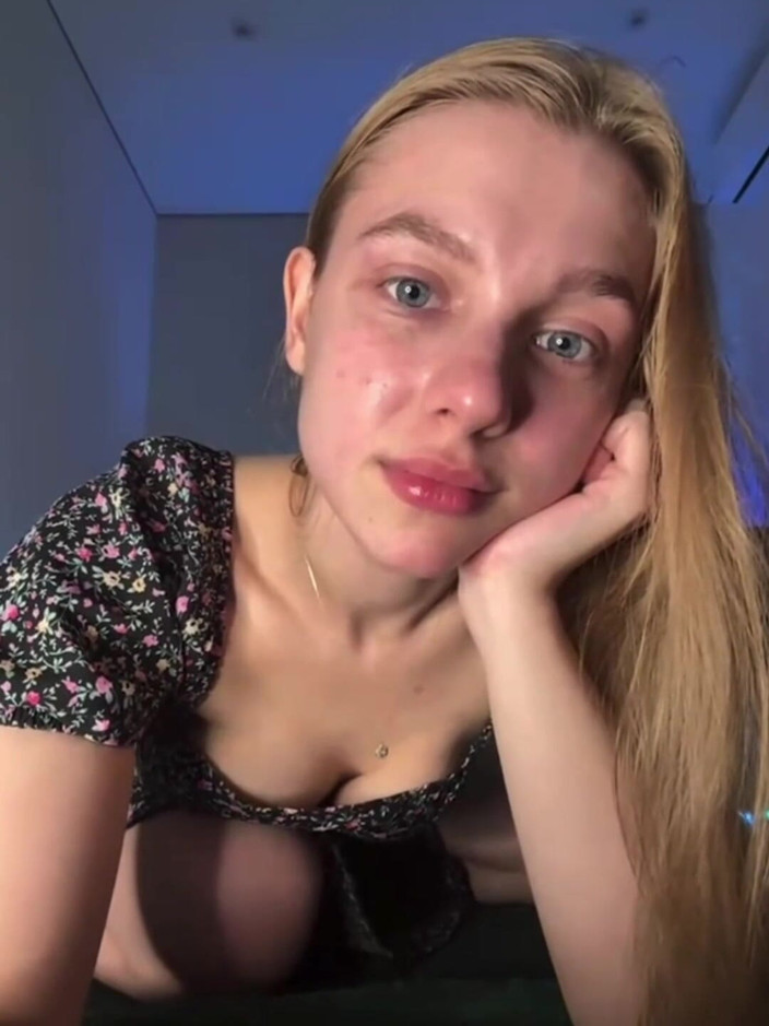 JuiceLussie: Tetek amatur blonde berkongkek pada kamera web